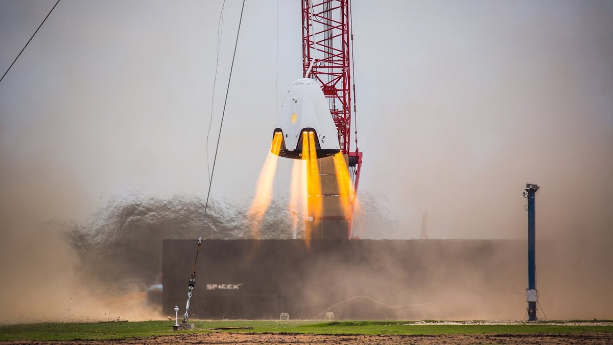 SpaceX испытывает восемь SuperDraco компании Dragon во время испытательного зависания в 2015 году. Источник: SpaceX