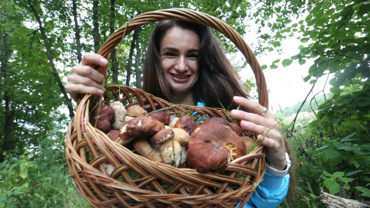    Любительница «тихой охоты» Маргарита Пилюгина с уловом / Фото: Виктор Хабаров / Вечерняя Москва