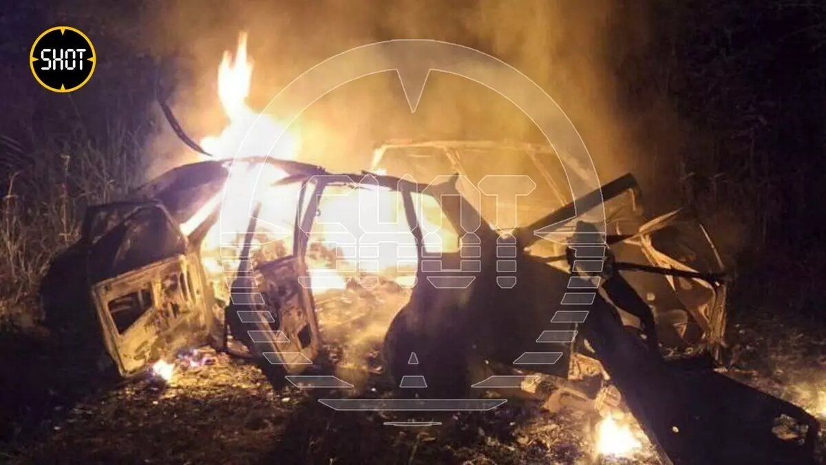 Нападавшие — предположительно, их было трое — бросили автомобиль и сожгли его. Фото: Телеграм-канал SHOT