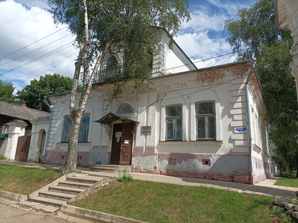 Непримечательное здание выставочного зала на ул. Володарского д. 19