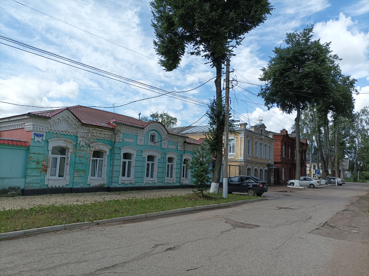Ещё ряд исторических жилых дом 19-20 веков по пути к выставочному залу.