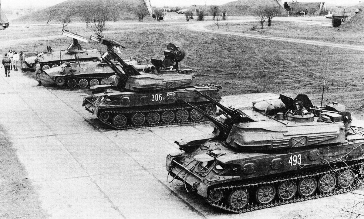 Зенитная ракетно-артиллерийская батарея ( ЗРК "Стрела-10" и ЗСУ-23-4М1) из состава 14 Гвардейской Общевойсковой Краснознаменной Армии в Приднестровье.  Апрель 1995 года.