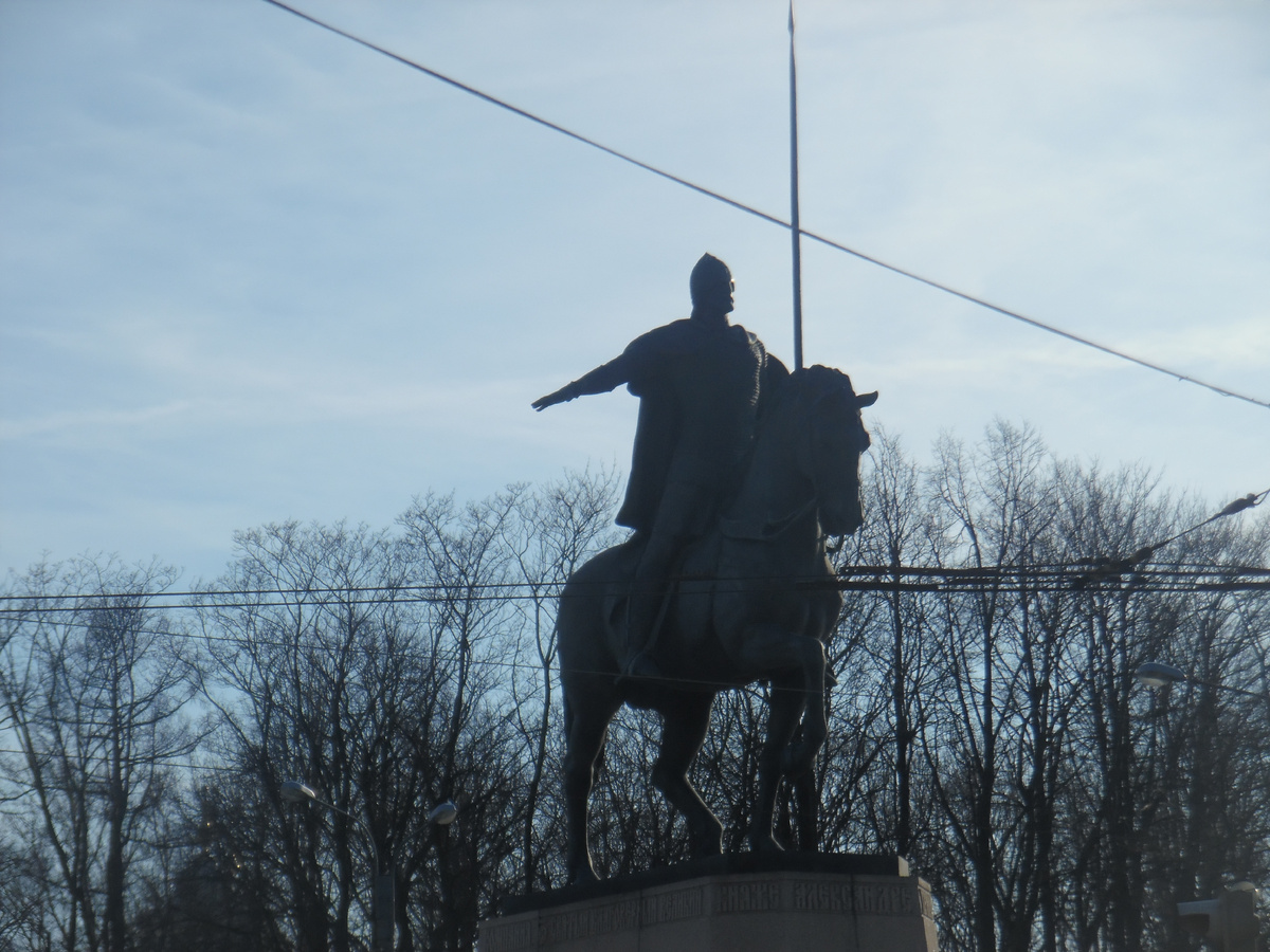 Конная статуя Александра Невского, возвышающаяся на площади перед одноимённой лаврой..