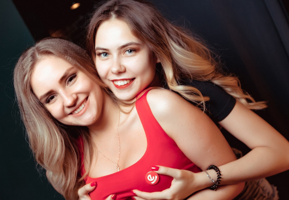 Красивые девушки, на Супердискотеке 90-х будут, в основном, постарше :)