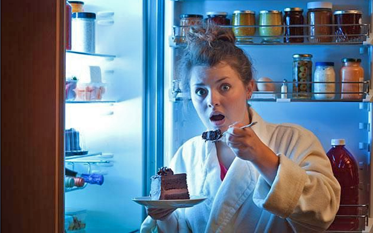 🍽️ Вечерние перекусы: как не превратиться в полуночного обжору и при этом похудеть 🤔