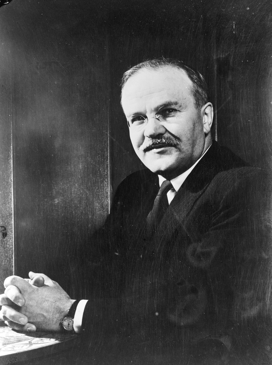 Вячеслав Михайлович Молотов (Скрябин) — ответственный (т.е. главный) секретарь ЦК РКП(б) (16.03.1921—03.04.1922), член сталинского Политбюро ЦК ВКП(б) (01.01.1926—16.10.1952) и член сталинского Президиума ЦК КПСС (16.10.1952—29.06.1957), Председатель Совета народных комиссаров СССР (19.12.1930—06.05.1941), народный комиссар иностранных дел СССР (03.05.1939—15.03.1946) и министр иностранных дел СССР (19.03.1946—04.03.1949), министр государственного контроля СССР (21.11.1956—29.06.1957). 1945 г. Википедия.