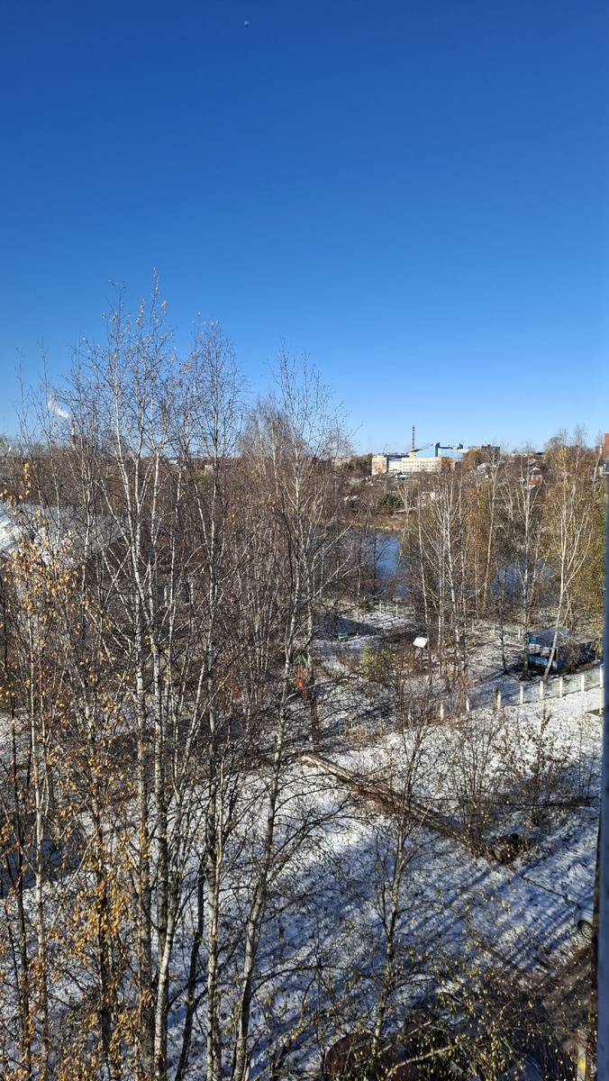 Снег ещё лежит, но с крыш уже капает, солнышко пригревает.