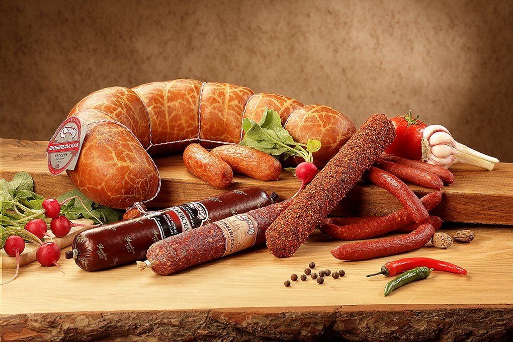 Сюда можно отнести и полуфабрикаты, такие как пельмени, наггетсы, чебупели и иже с ними. В этих продуктах и мяса-то нет, а уж пользы и подавно! Одни сухожилия, хрящи, кожа и кости, а иногда даже и перья.. Всё это красиво маскируется под единым названием - "мясо механической обвалки". Фото из интернета