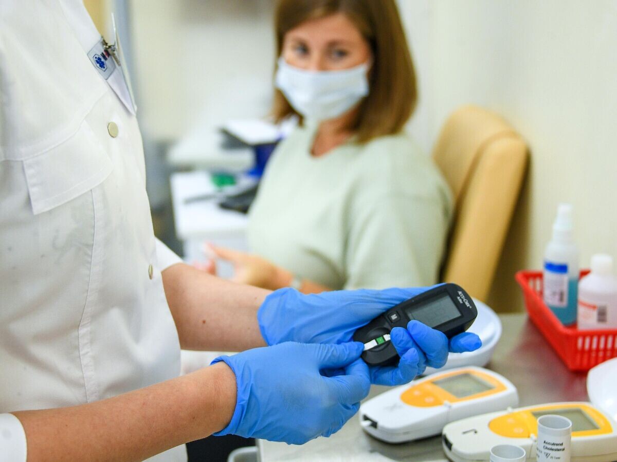    Измерение уровня сахара в крови глюкометром © РИА Новости / Евгений Одиноков