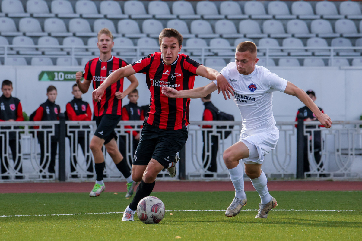 Дмитрий Цветков (в красно-черном). Фото: Ралина Гайнуллина, ФК «Сокол»