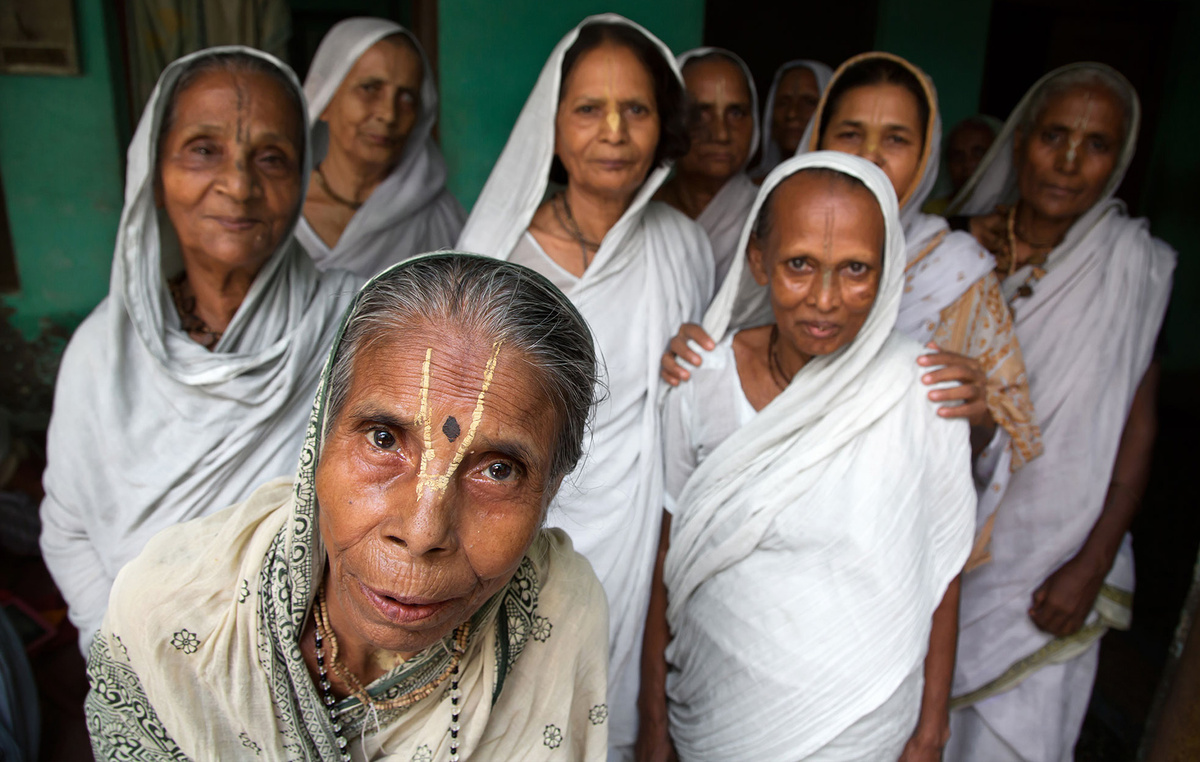 Белые вдовы Индии уезжают в священный город Бриндабан, где проживает свыше 20 тысяч вдов. Общество их отвергает, так как они "не смогли сохранить душу" мужа и не совершили ритуал сати.