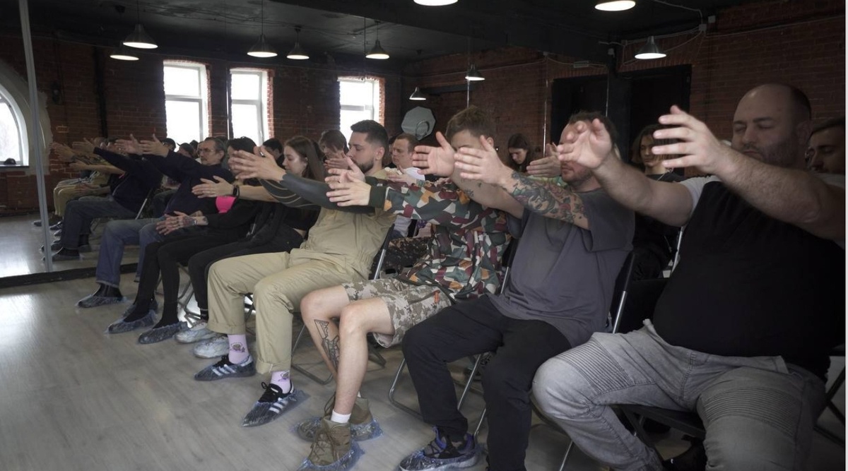 Для многих гипнотерапия - это что-то страшное... что меня введут в гипноз и я из него не выйду, или в гипнозе получат любую информацию о моей жизни без моего разрешения, а я не буду помнить, или я потеряю контроль над собой. А ещё есть такой миф, что мне внушат то, что мне будет мешать жить и таких мифов очень много. Но это всего лишь мифы! На самом деле гипнотерапия не для того, чтобы вас загипнотизировать, а для того, чтобы вас разгипнотизировать из того ада в который вы сами себя загнали. Ведь, в основном, люди обращаются ко мне со сложными жизненными ситуациями как страхи,  депрессии, панические атаки,  хроническая усталость, нет радости жизни,  проблемы в семейных отношениях, проблемы у детей и многое другое. И задача гипнотерапии распутать то тяжёлое состояние в котором вы запутались.