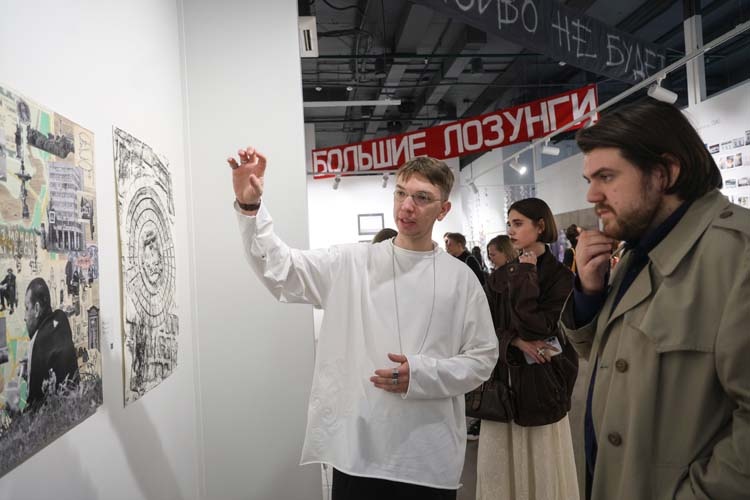    Иван Симонов (слева), ключевой представитель стрит-арта в России, открыл свою ретроспективную выставку в Казани.   
Фото: «БИЗНЕС Online»