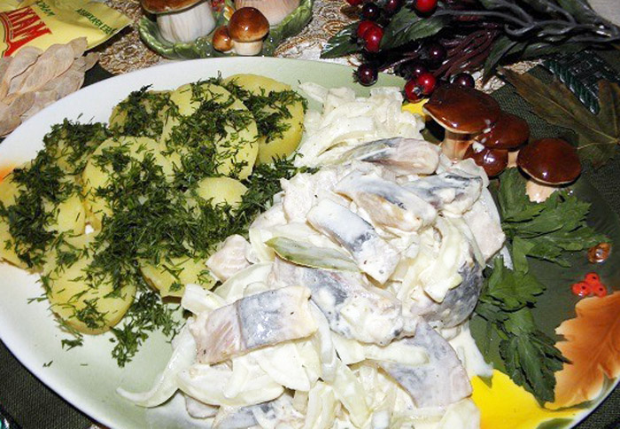 Селёдка с луком с горчицей и майонезом