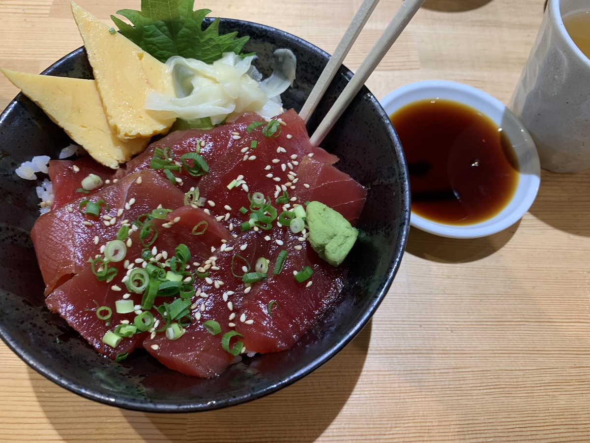 Наш заказ на рыбном рынке. Желтые треугольнички - это не сыр, а омлет