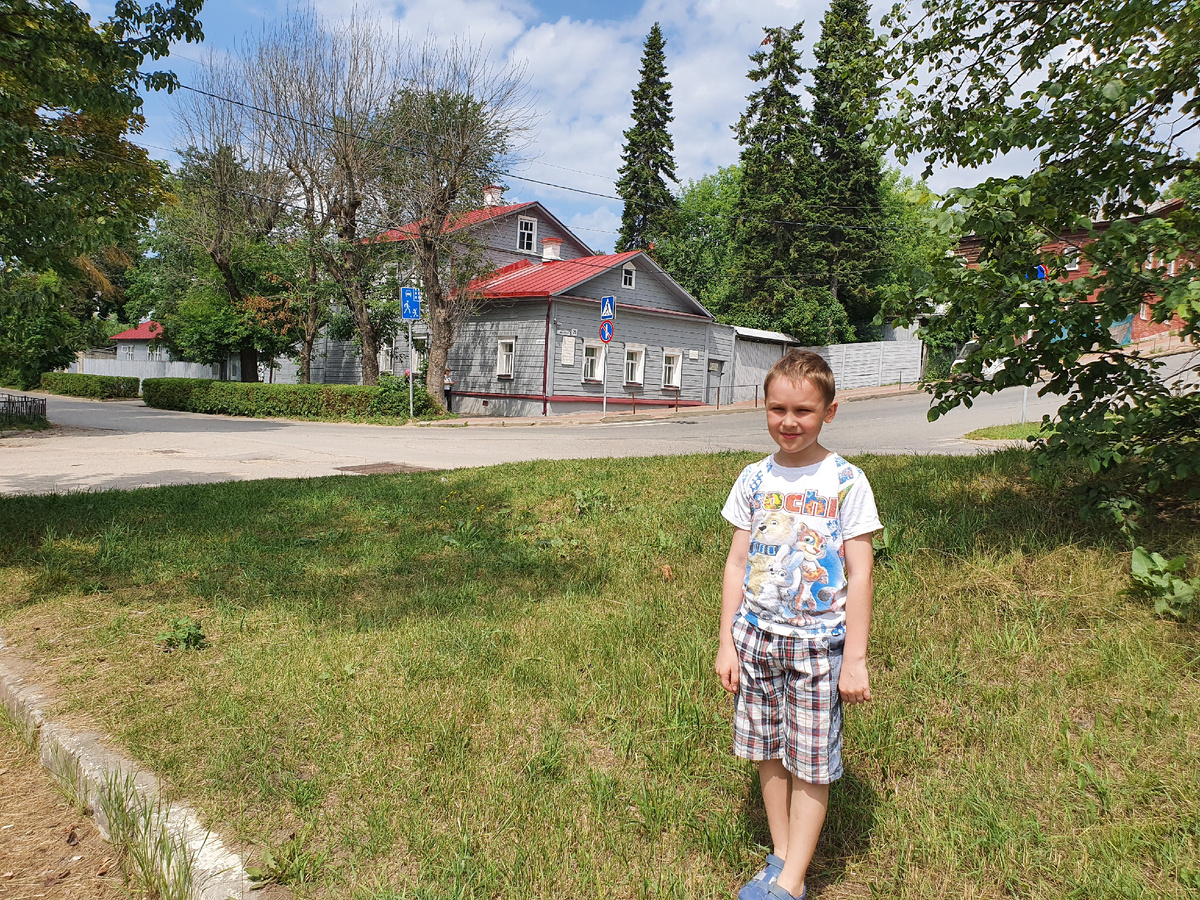Вид на Мемориальный дом-музей К. Э. Циолковского со стороны парковки для автомобилей.
