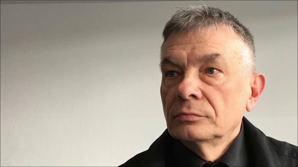 Бартос родился в Берхтесгадене. В школе играл на гитаре в любительских рок-группах, перепевавших англоязычные хиты своего времени. После школы продолжал играть в различных группах, одновременно беря частные уроки игры на барабанах. В 1970 году Бартос поступил в дюссельдорфскую Консерваторию им. Роберта Шумана на класс перкуссии: он поставил цель стать перкуссионистом в оркестре классической музыки. В 1975 году музыкант вошёл в состав Kraftwerk, только что выпустивших альбом «Autobahn» и искавших перкуссиониста для американских гастролей в поддержку альбома. При участии Бартоса записывался следующий альбом группы («Radio-Aktivität»); Бартосу также принадлежит соавторство некоторых композиций на «Die Mensch-Maschine» (1978), «Computerwelt» (1981) и «Electric Café» (1986).