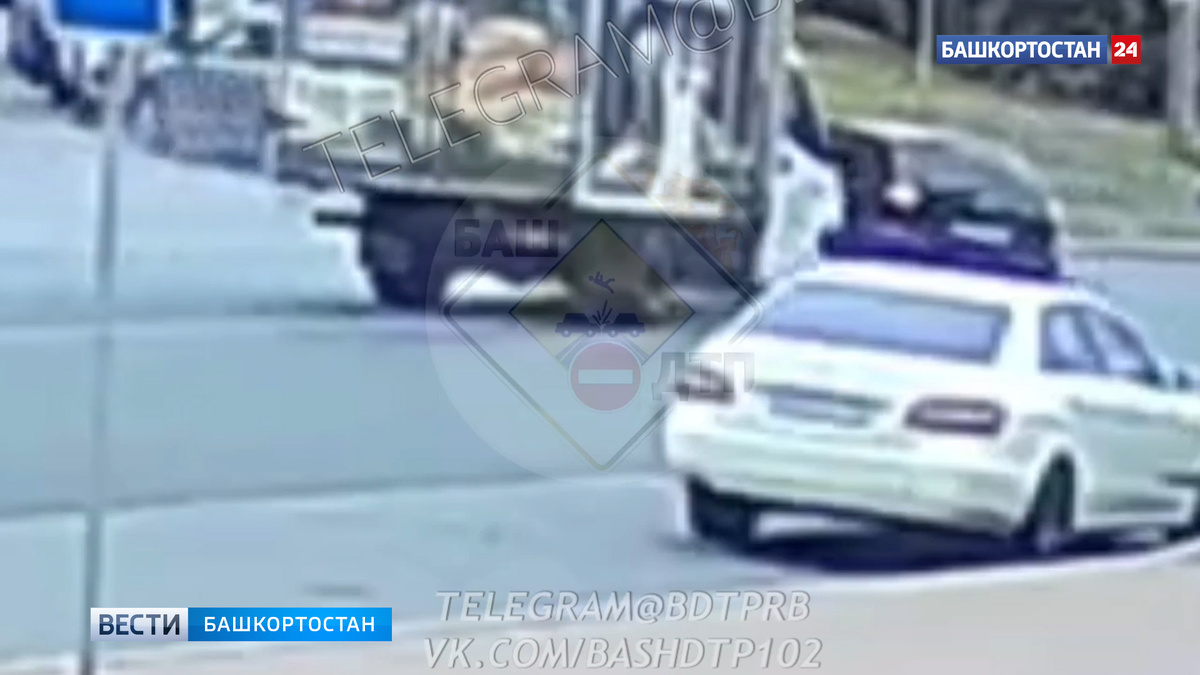    Момент ДТП на Уфимском шоссе, где пострадали двое маленьких детей, попал на видео