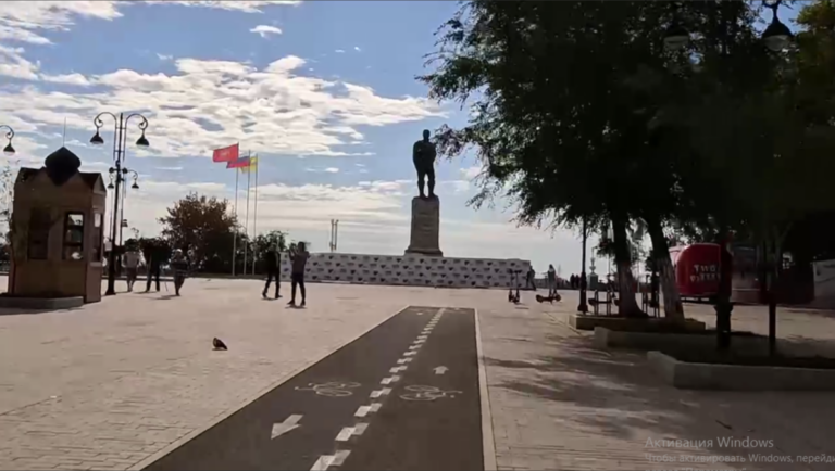    Денис Паслер прокатился на велосипеде по центру Оренбурга и набережной Марина Шарт