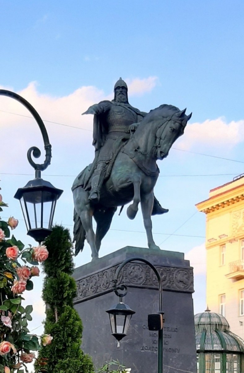 Памятник Юрию Долгорукому на Тверской площади в Москве.  Фото автора. 2024 год.