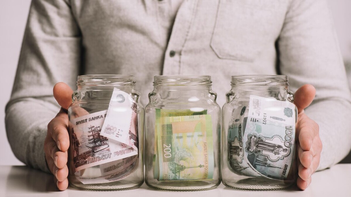 Зато объемы вкладов граждан РФ в зарубежных банках продолжают расти.