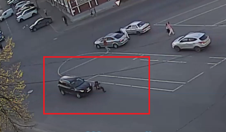    Автомобилист сбил ребенка на самокате в центре Петрозаводска. Скриншот видео камеры наблюдения