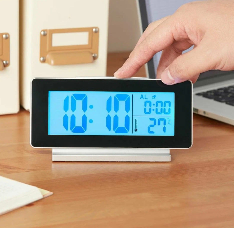 Часы выполнены в элегантном черном и серебристом цветах и подойдут к любому интерьеру.