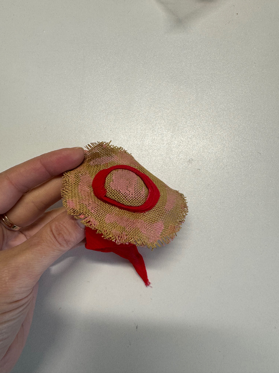 Это винтажная шляпа #985, 1961г. Была «украшена» краской неизвестным мне автором).