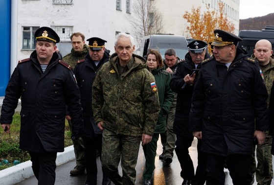    Андрей Белоусов( в центре)