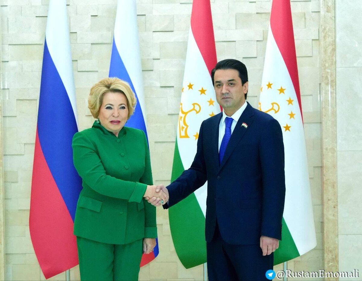 Председатель верхней палаты парламента Таджикистана Рустам Эмомали провел встречу со спикером Совета Федерации России Валентиной Матвиенко.
