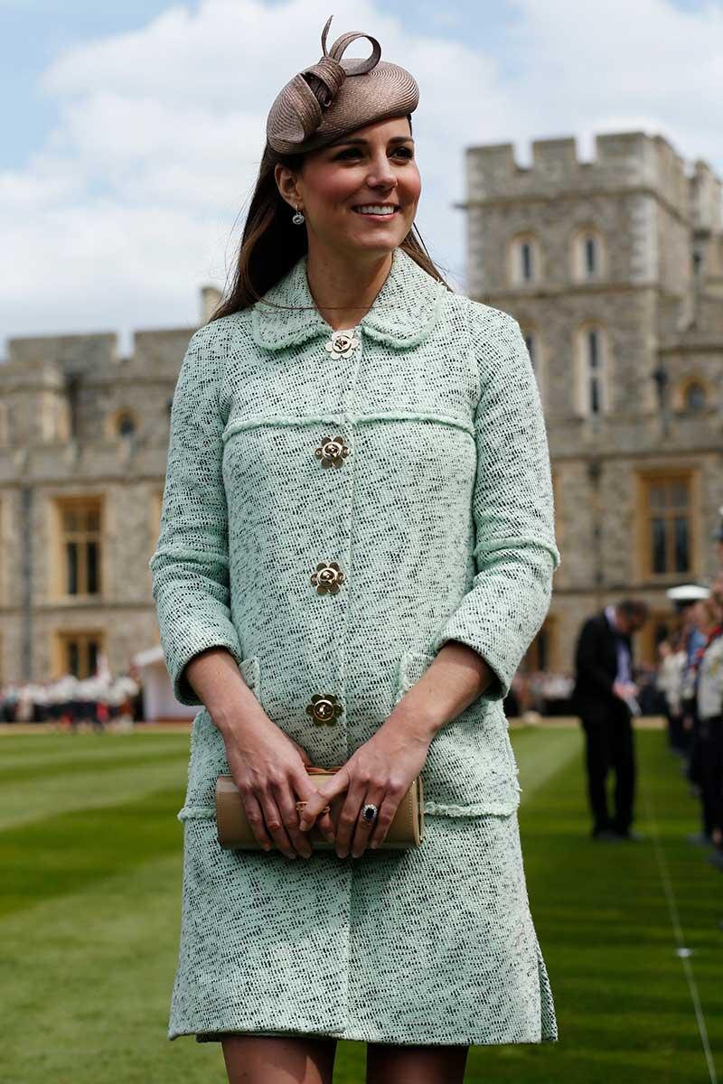 Olivia Harris - WPA Pool / Getty Images📷Кейт Миддлтон в бело-зеленом пальто Mulberry в Беркшире, 21 апреля 2013 года