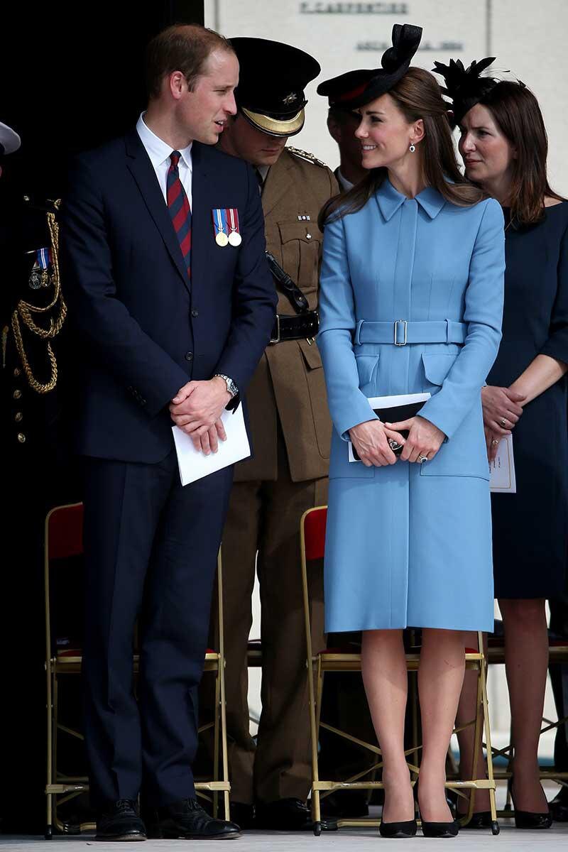 Christopher Furlong / Getty Images📷Принц Уильям и Кейт Миддлтон в голубом пальто Alexander McQueen в Нормандии, 6 июня 2014 года
