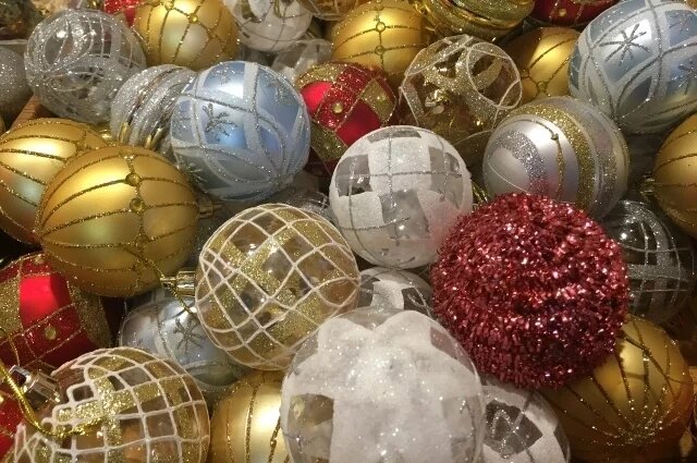    Новогодние шары какого цвета нужно вешать на елку, встречая 2025 год?