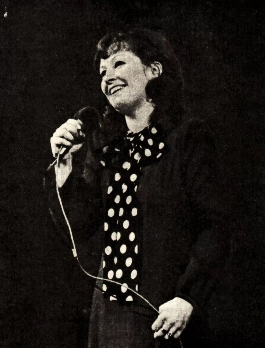 Алла Пугачева во время выступления на конкурсе артистов эстрады, 1974 г. 