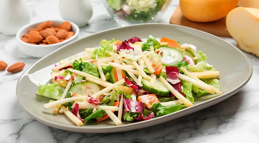   Салат с репой и миндалем (Shutterstock/FOTODOM)