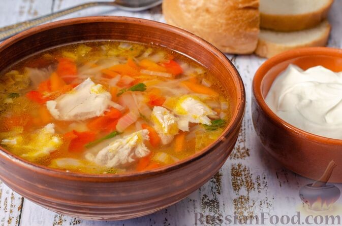 куриные ножки, капуста белокочанная, перец болгарский, картофель, лук репчатый, морковь, зелень петрушки, лавровый лист, масло растительное, соль, перец чёрный молотый, сметана