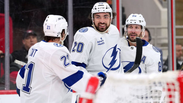    Никита Кучеров (№86) с Крисом Полом (№20) и Брейденом Пойнтом. Getty Images