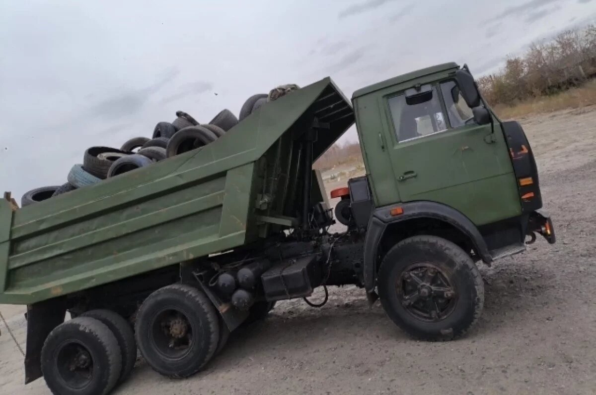    В Новосибирске на свалку привезли КамАЗ старых автопокрышек
