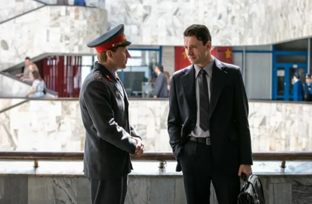 Кадр из фильма. То ли полковник, то ли подполковник Елисеев