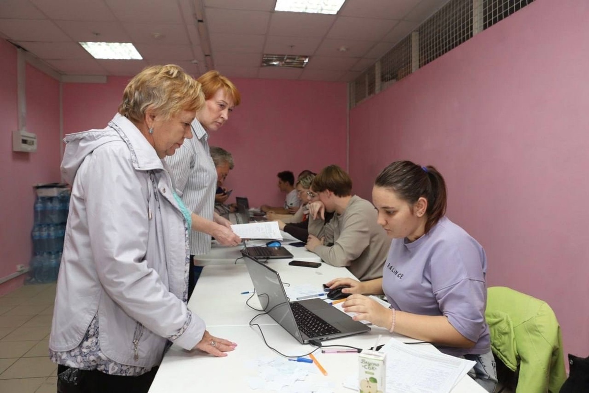    Пункт выдачи гумпомощи на Центральном рынке в Курске продолжает свою работу