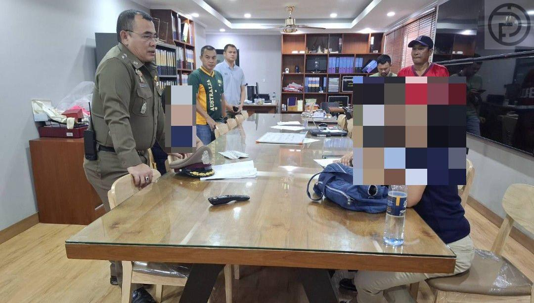 В этой синей сумке Пим  привезла похищенное. 1800 долларов это 60 000 батов. Хорошая  прибавка к зарплате. 