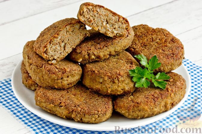 печень куриная, крупа гречневая, лук репчатый, морковь, яйца, соль, перец чёрный молотый, мука кукурузная, масло подсолнечное