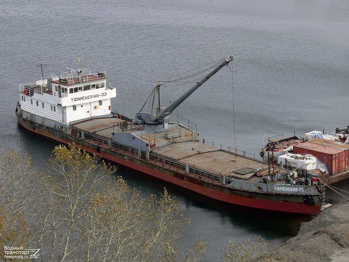 Фотографии ГТ-101 не сохранилось. Но этот теплоход почти такой же, отличие только в желтой настройке и более качественной покраске. В СССР краски не жалели.