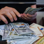    Доллар идёт на рекорд. Надо ли запасаться валютой и грозит ли девальвация? Пётр Берёза