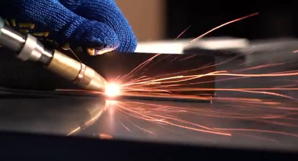 С помощью мощного лазерного луча, металл плавится и соединяется с минимальными потерями и термическим воздействием на соседние зоны