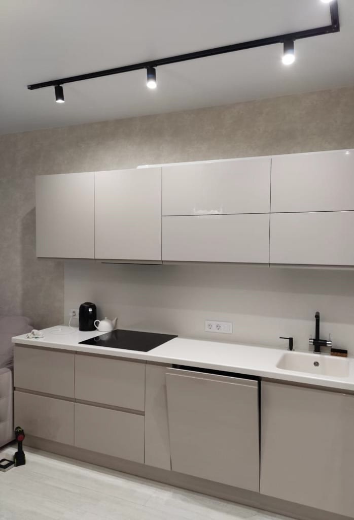 Вдольстенный кухонный гарнитур от компании «Кухни СПб».