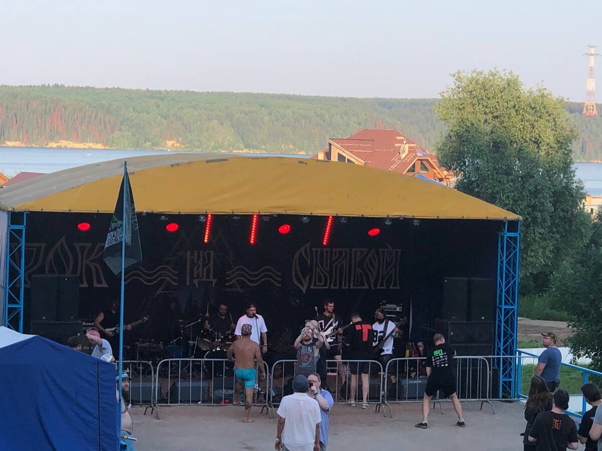 Сцена и танцпол на бетоне первый раз такое вижу. 