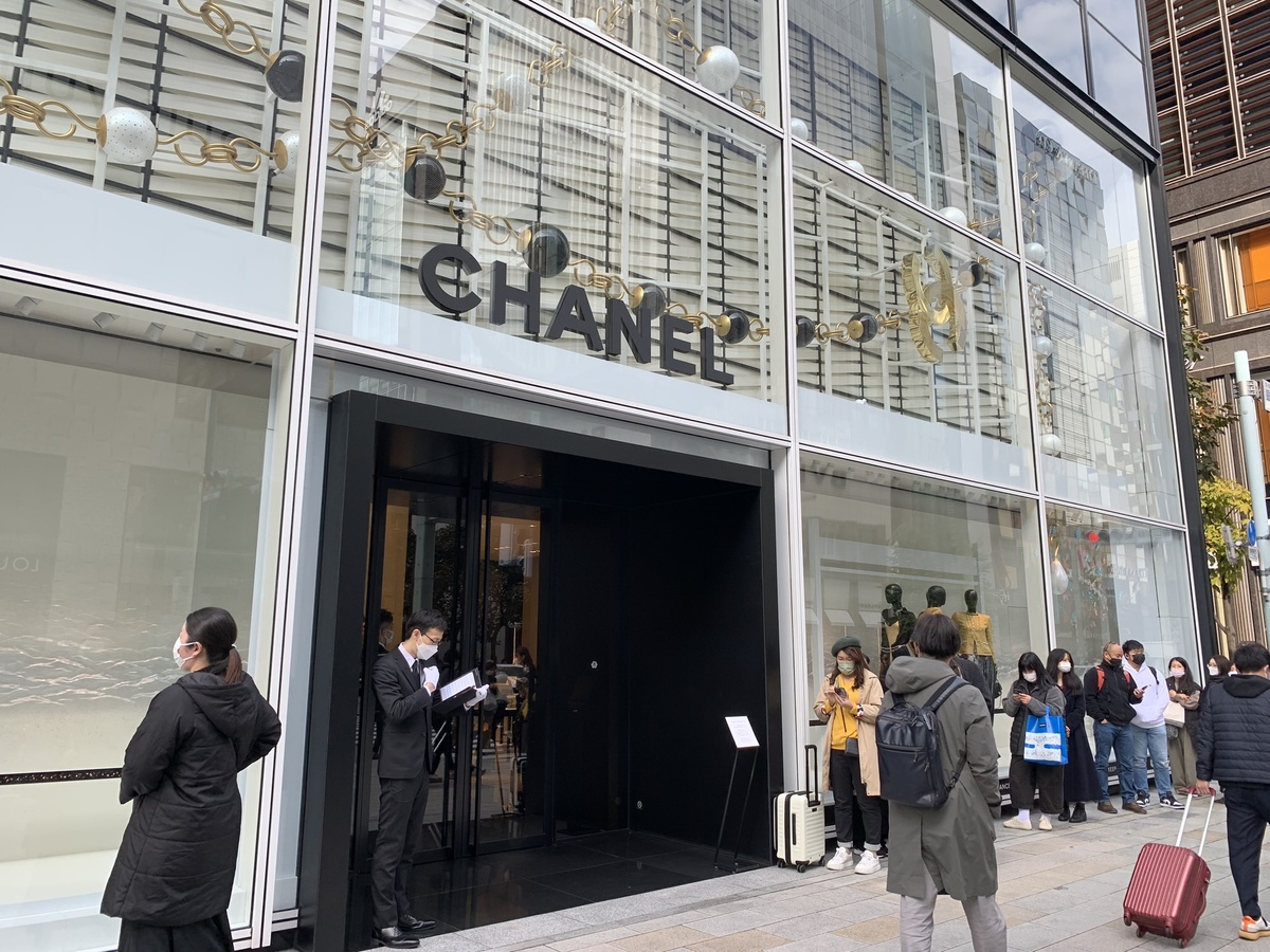 Очередь в магазин CHANEL нас очень удивила. Она реальная, я даже сделала ее фото. Но как-то постеснялись спрашивать причину ее образования
