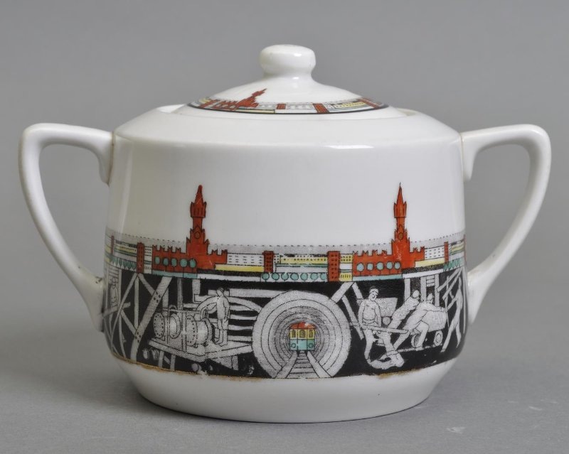 Сахарница с крышкой из сервиза "За Советское метро". 1935. Автор росписи Чекулина А.А. Государственное бюджетное учреждение культуры города Москвы "Государственный дворцово-парковый музей-заповедник "Останкино и Кусково".