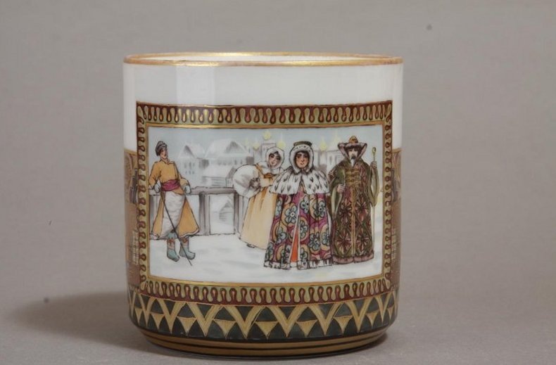 Кружка 9,5 см. 1934. Автор эскиза Бордюков Н.К., исполнитель Чекулина А.А. Государственное бюджетное учреждение культуры города Москвы "Государственный дворцово-парковый музей-заповедник "Останкино и Кусково".